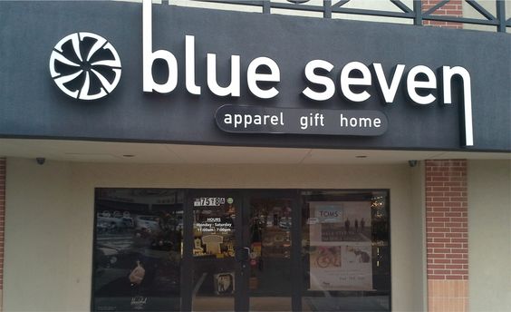 Biển quảng cáo chữ mica phát sáng Blue Seven
