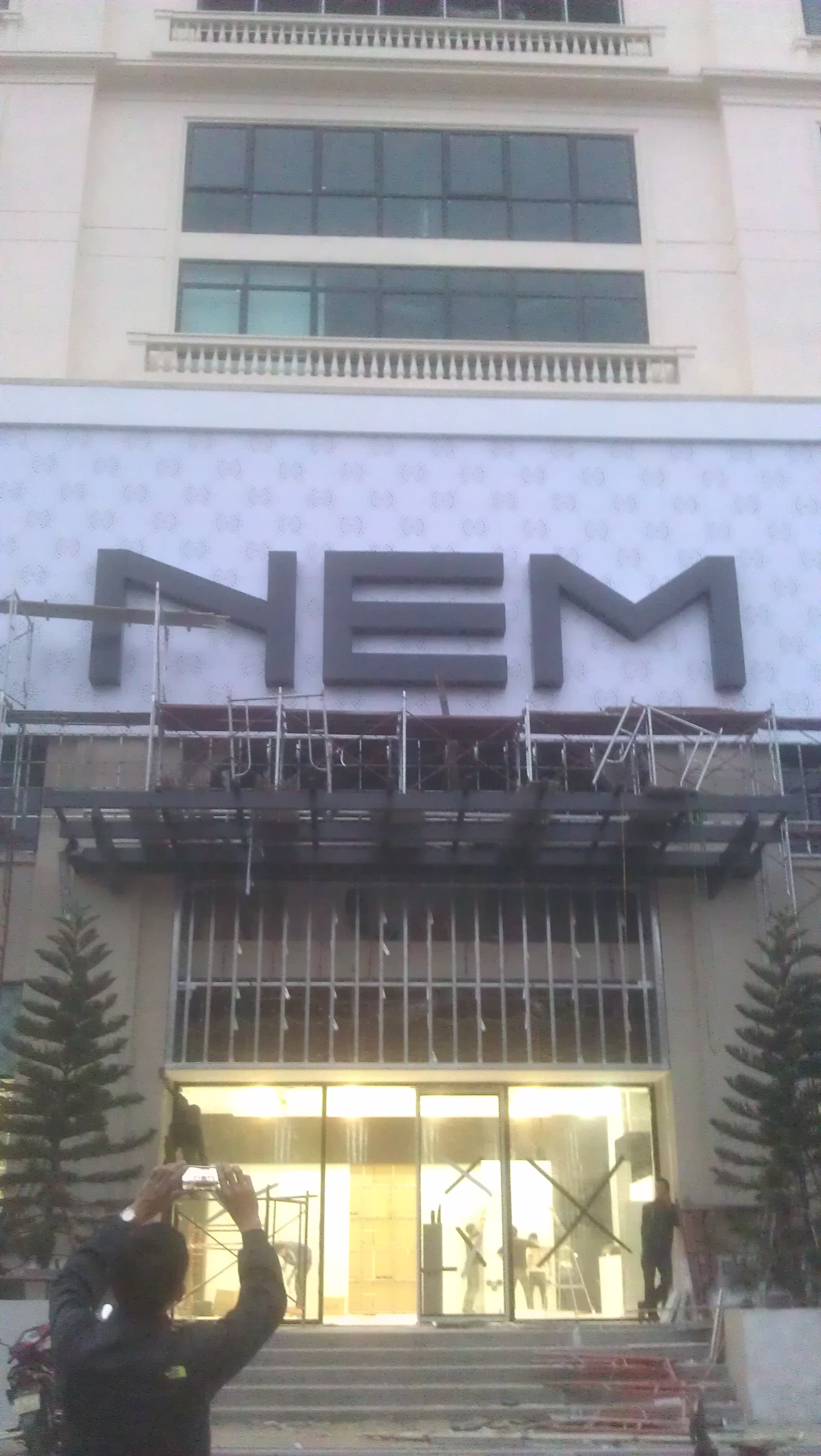 Biển quảng cáo nhà cao tầng cửa hàng Nem