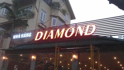 Biển hiệu nhà hàng Diamond